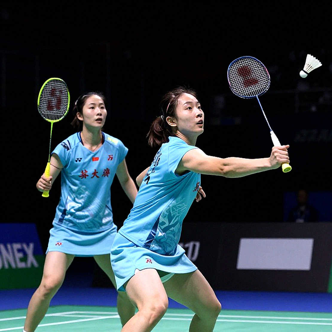 Alwi Farhan tập cùng Kento Momota trước Asian Games 2026: bài toán không gian của một tay vợt lần đầu dự đại hội