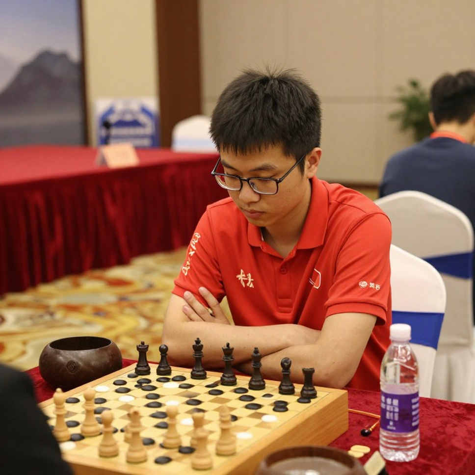 Magnus Carlsen chia sẻ với Javokhir Sindarov sau trận hòa: Cậu bé trẻ tuổi chơi hay