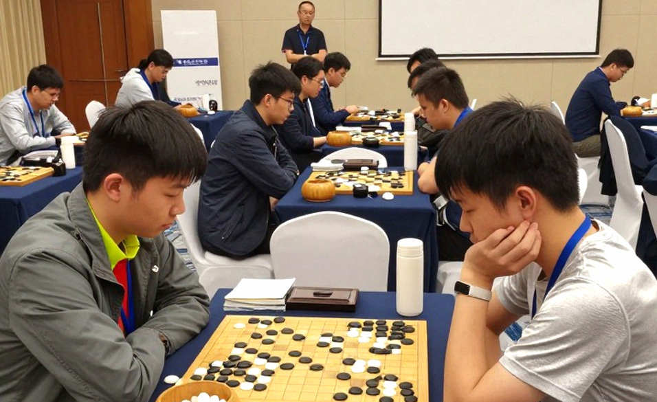 Magnus Carlsen chia sẻ với Javokhir Sindarov sau trận hòa: Cậu bé trẻ tuổi chơi hay