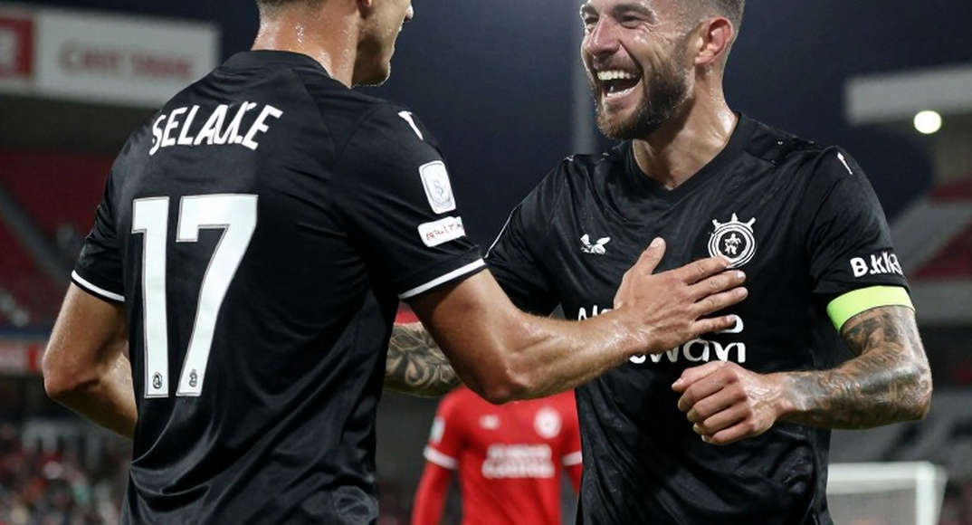 When Xuan Son Goes Down: Thailand Splits in Two and the Test of Character for Vietnamese Football When Xuan Son Goes Down: Thailand Splits in Two and the Test of Character for Vietnamese Football