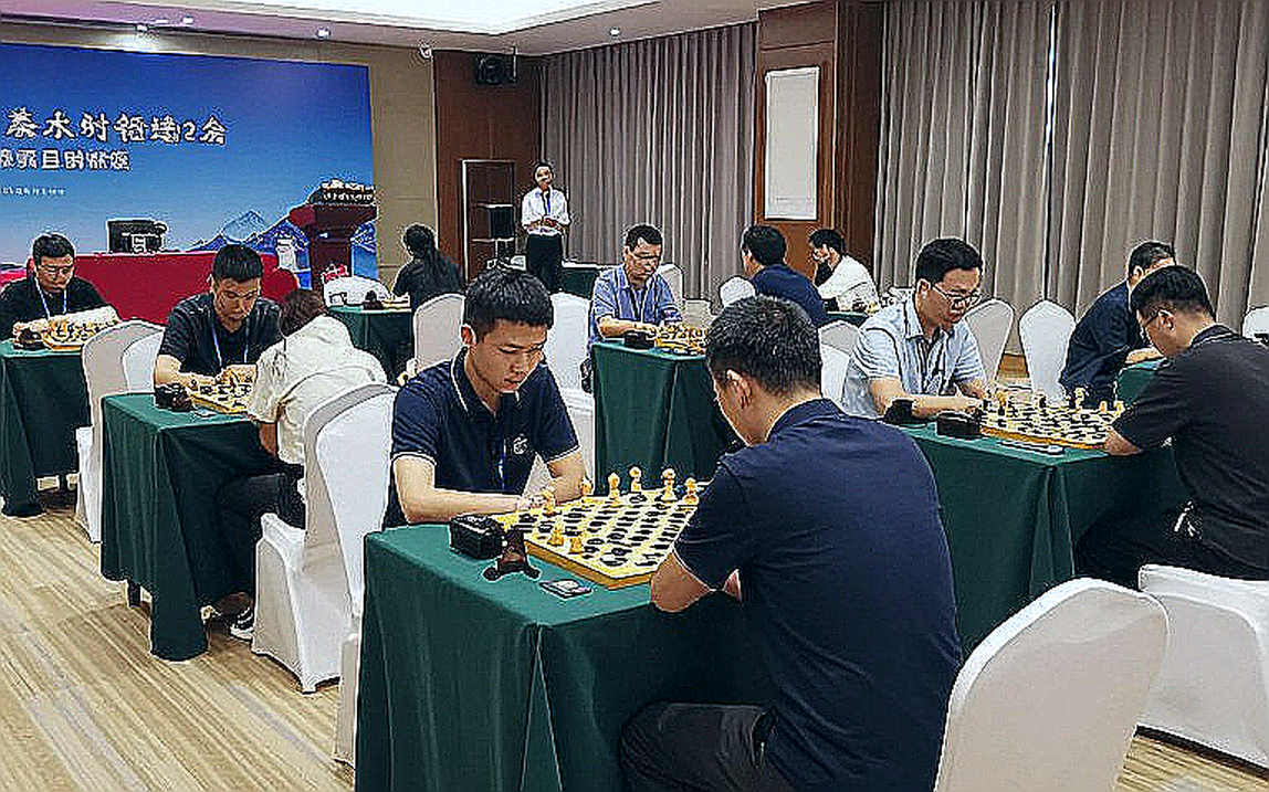 Nepomniachtchi dọa Carlsen rồi thắng Sindarov bằng đồng hồ ở GCL 2026